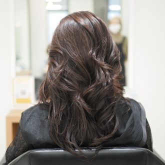 明るい白髪染め/50代女性若見えレイヤーカット