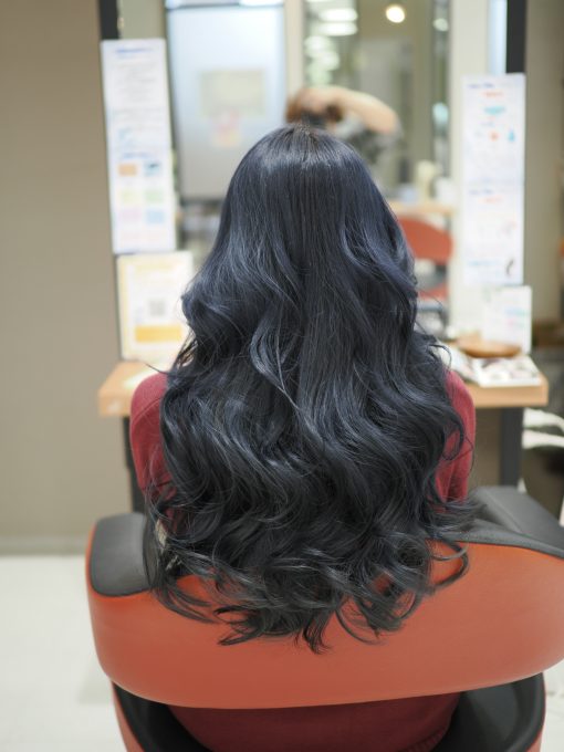 2025年冬トレンドヘアカラー:ブルージュ×ロングレイヤー