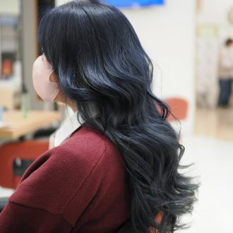 2025年冬トレンドヘアカラー：ブルージュ×ロングレイヤー