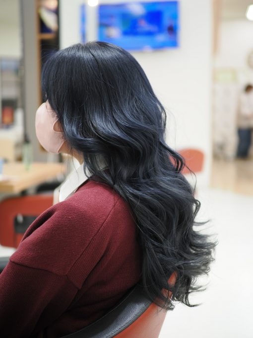 2025年冬トレンドヘアカラー:ブルージュ×ロングレイヤー