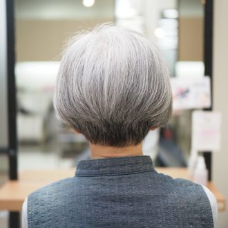 グレイヘアマダムのミセスヘア/60代/70代/大人女性のショートヘア